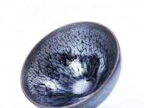 蒋新颖8.5公分敛口蓝油滴盏，器型幽雅，经典全包釉工艺，釉面温润。