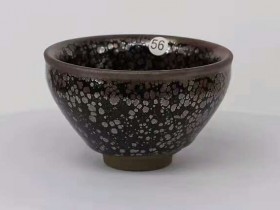 瑞元建盏,吴元春作品,口径8.8高5.3,黑底银斑束口香炉型油滴盏,玻化镜面油滴斑纹上到口沿