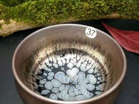 吴德兴珍珠滴禅定盏:口7.5高5,晶体饱满似珍珠。