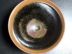 卓立固,柴烧茶沫釉粉彩,口径9高5.5,釉面光润,纹路细腻而深藏神秘!