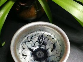 吴德兴孔雀开屏玉兰杯:7.8*5.8,自带经典釉泪。