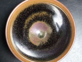 卓立固,柴烧茶沫釉,底部晶体十足!