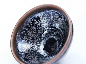 李勇9.4公分束口黑釉油滴盏，纯手工，铁胎原矿釉，底色黝黑，斑纹晶莹剔透。