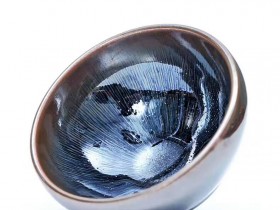 肖毅极品敛口银兔毫盏,口径9.2公分高5.1公分,毫纹细而长,器型典雅。