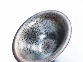 刘记寿撇口银油滴大盏,口径20公分,高8公分,纯手工拉胚,斑纹金属质感极强。