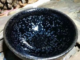 黄祥迪“夜”:口9高4.3,黑釉银斑。