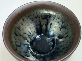 徐峰束口油滴盏:口8.3高5.3,晶体饱满。