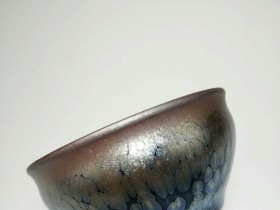 徐峰束口油滴盏:口8.3高5.8,晶体饱满。