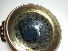 范大量银油滴钵体:口9高5.5,手感厚重。