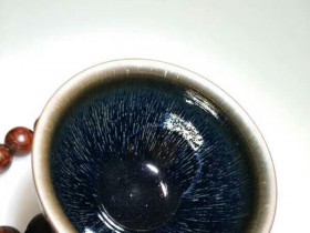 “估佬”陈艗束口银毫:口8.8高5.3,玻化釉面。