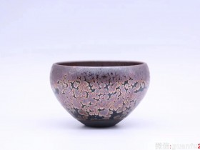 【作者】饶飞雄,赖敏惺老师 作品 【品名】紫金鹧鸪斑 【规格】8 x 5.5 cm 【制作】落款配证书 【品相】全品无暇 【材质】铁胎,天然矿釉 【产地】建阳·水吉