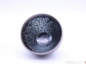 【作者】饶飞雄，赖敏惺老师 作品 【品名】蓝月亮束口 【规格】8.8 x 6 cm 【制作】落款配证书 【品相】全品无暇 【材质】铁胎，天然矿釉 【产地】建阳·水吉