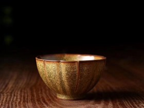 【作者】 陈爱明 作品 【品名】 茶叶沫釉 品茗杯 【规格】 口8.4高4.9 容量110ml 【制作】 手工 【包装】礼盒包装 附带作者简介 【材质】天然矿釉 【产地】浙江龙泉 【烧制温度】1300度