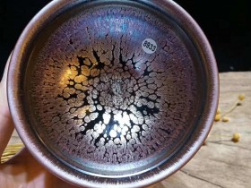 裴春元老师 ·【小彩金】 拉坯精湛,器型线条感超好,小巧精致,适合品茶玩赏,映衬汤色美轮美奂。