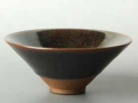 【作者】:熊忠贵老师 【品名】:柴烧鹧鸪斑 【尺寸】:口径13.5cm 【等级】:实力派老龙窑 【作用】:软化水质 【材质】:天然的胎土和釉矿石的完美结合