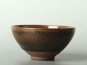【作者】:熊忠贵老师 【品名】:柴烧兔毫 【尺寸】:口径10.5cm 【等级】:实力派老龙窑 【作用】:软化水质 【材质】:天然的胎土和釉矿石的完美结合