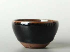 【作者】:熊忠贵老师 【品名】:柴烧兔毫 【尺寸】:口径8.5 【等级】:实力派老龙窑 【作用】:软化水质 【材质】:天然的胎土和釉矿石的完美结合