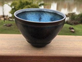 蓝色妖姬  【作者】廖成军老师-建窑建盏“十佳新秀” 【尺寸】 9.0cm*5.0cm