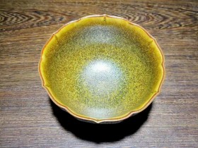 龙泉国大师~陈爱明青瓷精品,茶末留香,口径8.8高5.1。