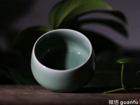 严少英  梅子青