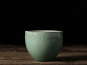 收藏级 严少英手工刻花.祥云杯 尺寸/口径:约7.3cm 高:约5.8cm