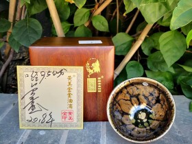 黄美金大师~金油滴开宗大师,口径9.5高5.8。