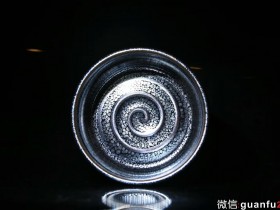 【作者】苏天培老师 【品名】星光油滴(无垠) 【规格】9 x 4.8 cm