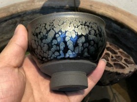 金油滴开创者 黄美金老师作品 空谷幽兰十八周年纪念款规格:8*6.7公分