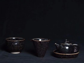 【作者】建窑四杰——廖铭 【套装规格】公道:口径9cm*高9cm建水:口径10.5cm*高7.5cm壶承:口径13.5cm*高2.8cm壶容量:150cc