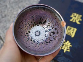 【惜蕊.张国伟作品】张国伟 束口器型,口径9.0厘米,高6.0厘米。