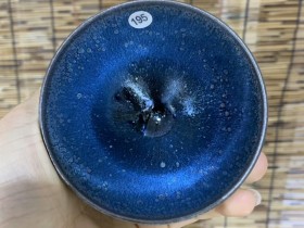 夜观星辰,遥不可及。 手握观星,盏载银河。 作品:观星——经典版 作者:建窑四杰——廖铭 器型:敛口9×5.5cm