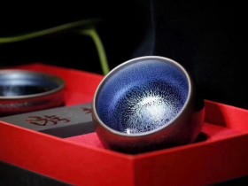 青天有月来几时,我今停杯一问之。日出江花红胜火 ,春来江水绿如蓝 。【青出于蓝】游超手作