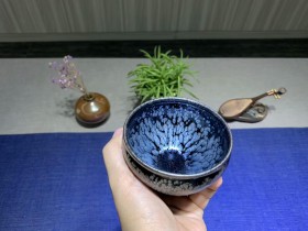 吴继旺——致敬.蓝油滴  新器型8.96将军杯 向建国70周年献礼! 致敬建盏烧制技艺恢复40周年! 致敬宋人及现代建盏烧制奠基者!